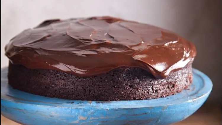 עוגת שוקולד עסיסית עם גנאש שוקולד טחינה