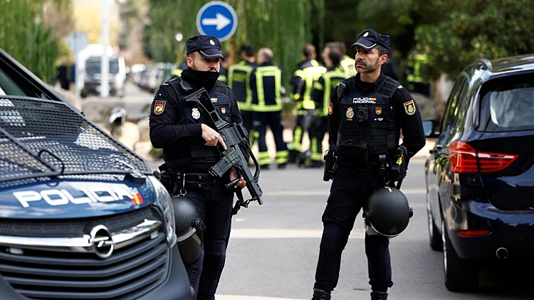 אנשי כוחות הביטחון של ספרד מחוץ לשגרירות האוקראינית במדינה