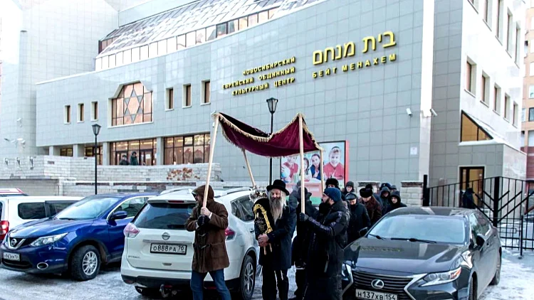 במינוס 28 מעלות: הקהילה היהודית בסיביר הכניסה ספר תורה