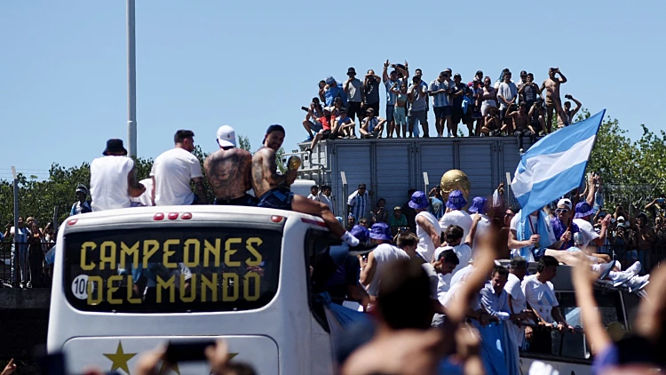 החגיגות בארגנטינה: אוהדים קפצו לאוטובוס - השחקנים פונו במסוק