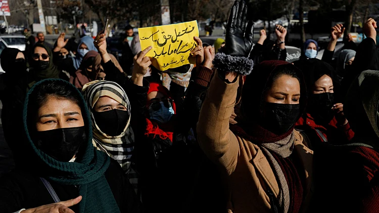 נשים בקאבול אפגניסטן מפגינות נגד האיסור ללמוד באוניברסיטה
