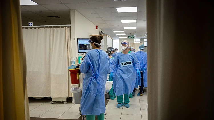 צוות רפואי בבית החולים שערי צדק בירושלים