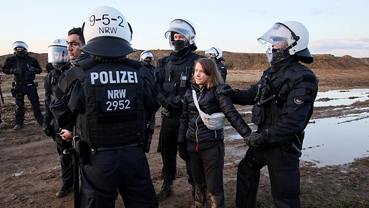 פעילת האקלים גרטה תונברג נעצרת על ידי המשטרה הגרמנית