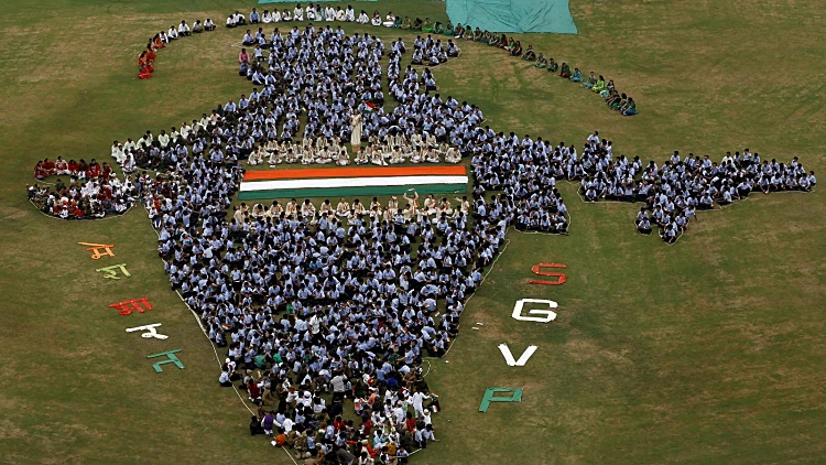סטודנטים באחמדאבאד יוצרים את צורת מפת הודו לרגל יום העצמאות