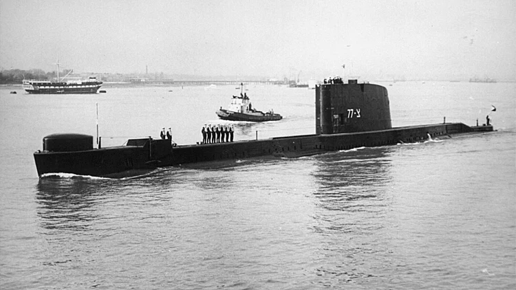 הצוללת אח"י "דקר" ביציאתה מנמל פורטסמות' בדרכה האחרונה. 9 בינואר 1968