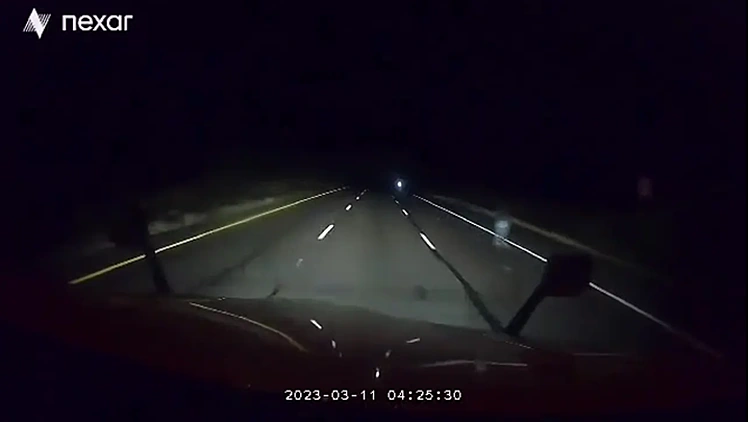 נהג צילם רוח רפאים בזמן נסיעה לילית בכביש הרדוף של אריזונה