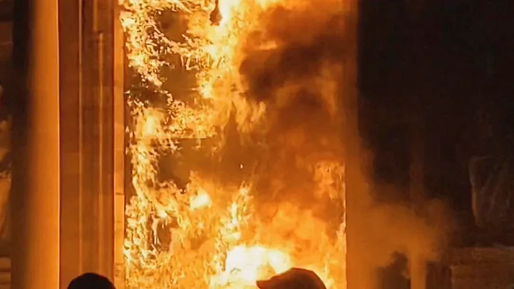 שריפת בניין העירייה בבורדו