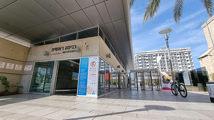 שלט "חוק החמץ" בכניסה לביה"ח רמב"ם בחיפה. ארכיון