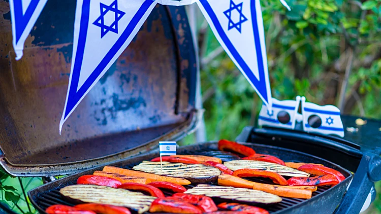 Grilled,vegetables,on,a,barbecue,with,israeli,flags,for,israel's
