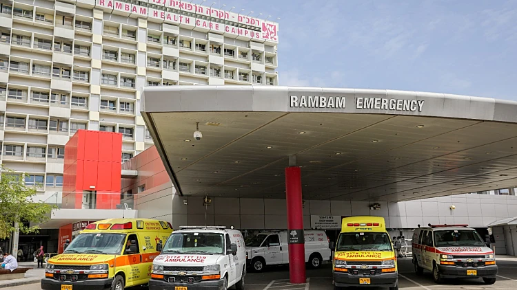 אמבולנסים בכניסה לחדר המיון בבית החולים רמב"ם בחיפה (ארכיון)