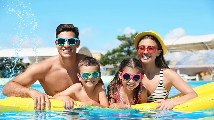 Shutterstock חופשה משפחתית בבריכה