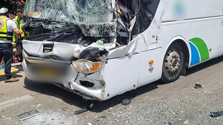 25 נפצעו קל ובינוני בתאונת בין אוטובוס למשאית בדרום