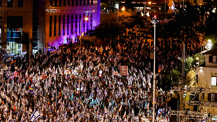 אחרי העימותים בקיסריה: רבבות הפגינו נגד המהפכה המשפטית