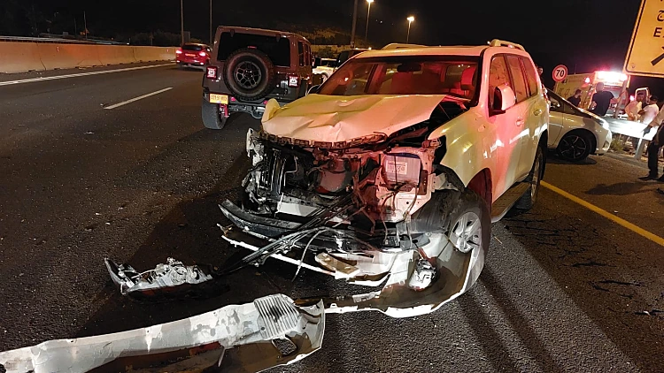 שתי תאונות תוך שעתיים: אישה נהרגה בכביש 1, 9 פצועים בכביש 90