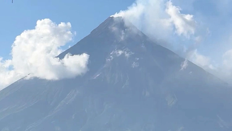 עשן מיתמר מעל הר מאיון בפיליפינים