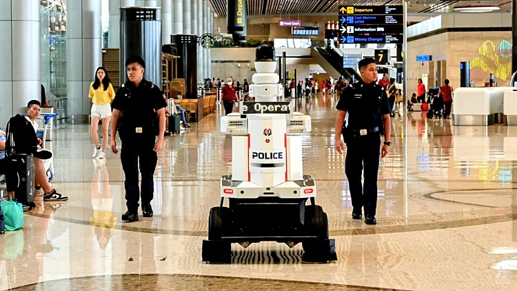 רובוט המסייר בשדה התעופה בסינגפור