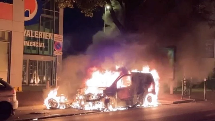 רכב שרוף במחאות בפריז