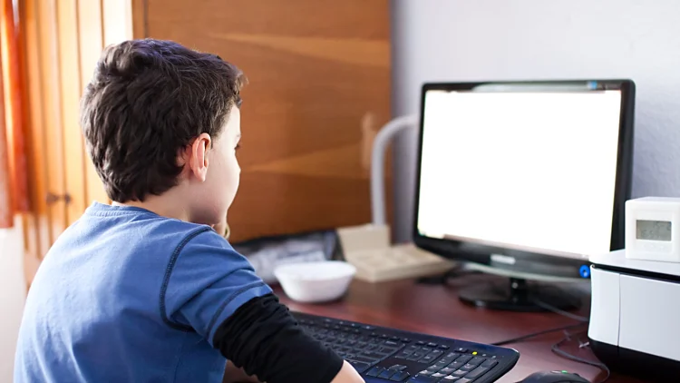 ילד לומד על מחשב
