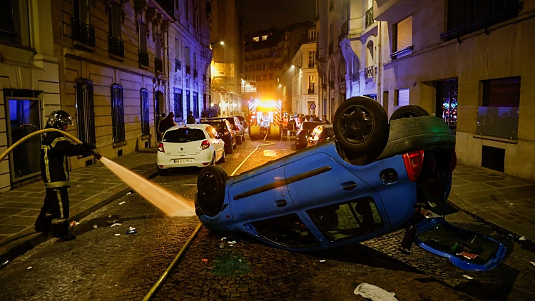 נמשכות המהומות בצרפת: כבאי נהרג בשריפת חניון מכוניות