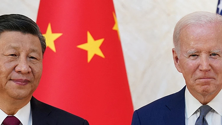 נשיא ארצות הברית ג'ו ביידן ונשיא סין שי ג'ינפינג בתמונה נדירה