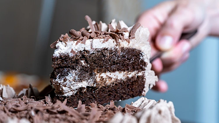 שוברת את הכללים: לא תאמינו ממה עוגת השוקולד הזאת עשויה