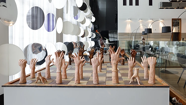 אבינועם שטרנהיים, שח הידיים, מתוך תערוכת 'סערת מוחות' במלון רויאל ביץ' ת"א