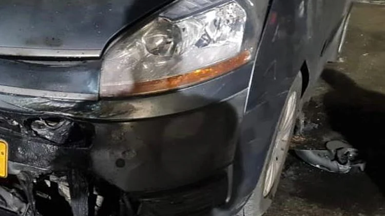 חשד לפשע שנאה באבו גוש: כלי רכב הוצתו, כתובת "תג מחיר" רוססה