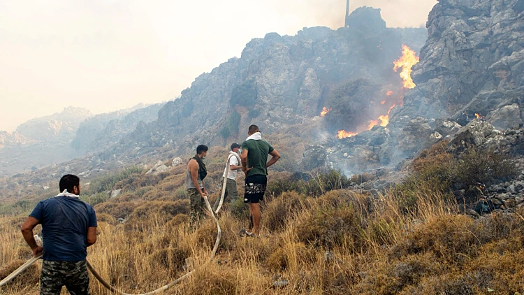 תושבים מנסים לכבות שריפת יער באי רודוס יוון