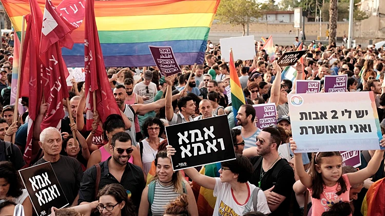 בג"ץ קבע פה אחד: יש לאפשר לזוגות חד-מיניים לאמץ ילדים בישראל