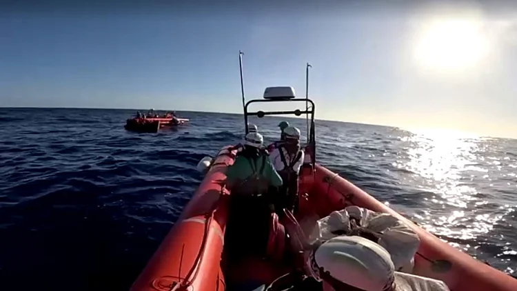 טרגדיה בים התיכון: 41 מהגרים טבעו למוות מול חופי איטליה