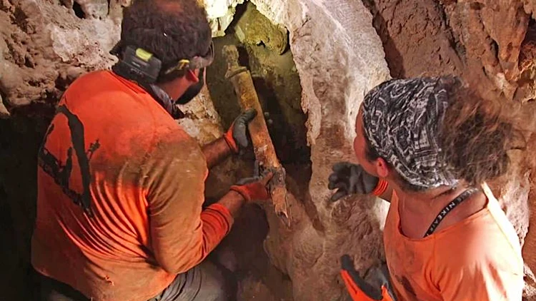 תגלית נדירה במערה: נחשפו חרבות שהחביאו יהודים במרד בר כוכבא