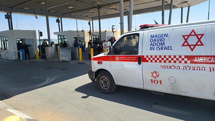 חשד לפיגוע דריסה במחסום קלנדיה: מאבטח נפצע קל, המחבל נעצר