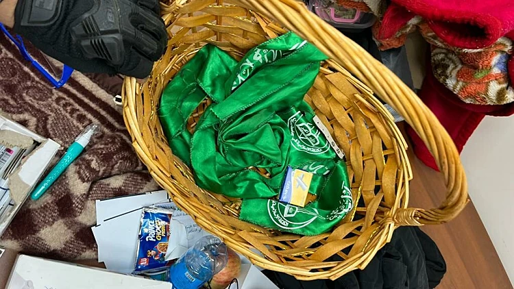 דגלי חמאס שנמצאו אצל המבוקשים שנעצרו
