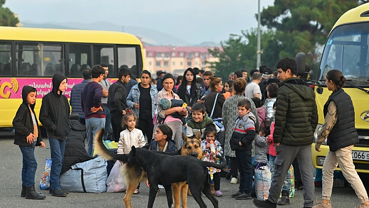 אלפי ארמנים נמלטים מנגורנו-קרבאך: "מי ידע שהסוף יהיה כה טרגי"