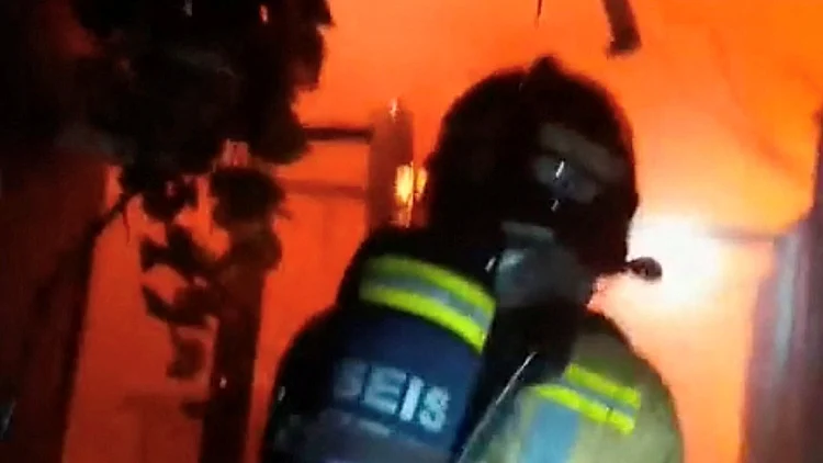 כבאי במוקד השריפה במועדון הלילה במורסיה, ספרד