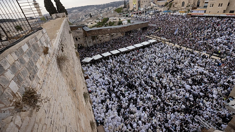 בצל המתיחות: עשרות אלפים התפללו בברכת הכהנים בכותל