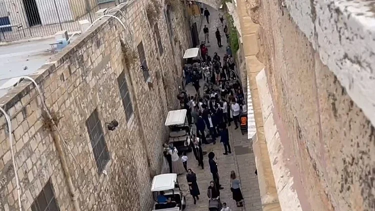 בעקבות חשיפת חדשות 13: נעצרו חשודים שירקו על נוצרים בירושלים