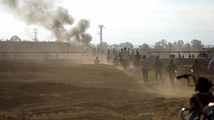 פלסטינים פורצים את הגדר מרצועת עזה