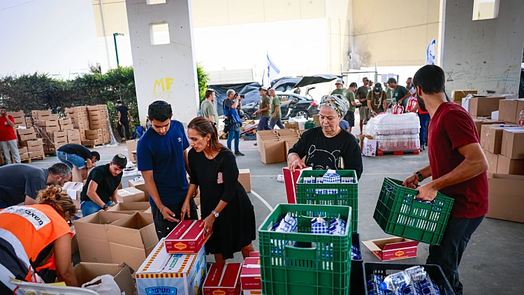 חרבות ברזל אזרחי ישראל אורזים תרומות של מזון ומצרכים עבור חיילי צה"ל ותושבי העוטף