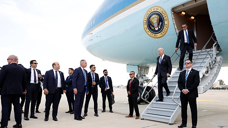 הנשיא ביידן יורד ממטוס "אייר פורס 1" בנתב"ג