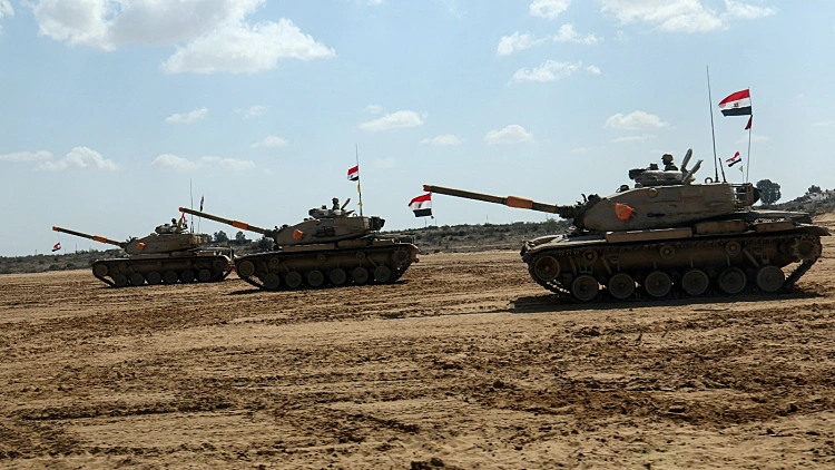 טנקים של צבא מצרים ליד מעבר רפיח