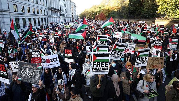 עימותים אלימים בהפגנת ענק פרו-פלסטינית בלונדון, עשרות נעצרו