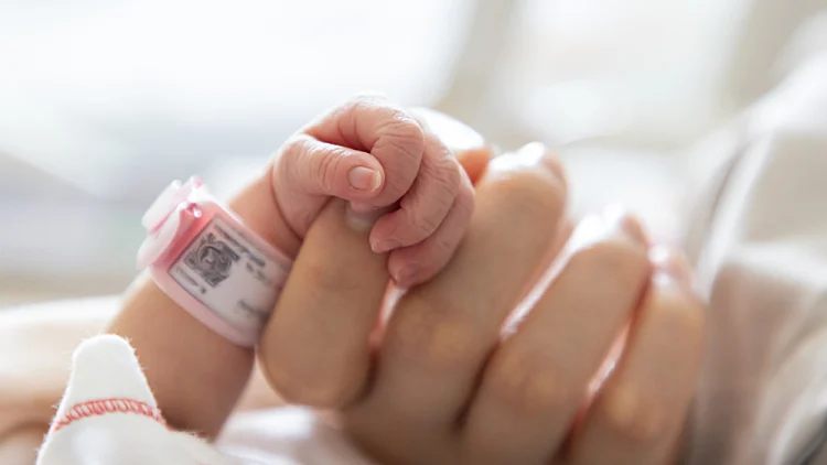 "לידה בסביבה רגועה יותר": המשפחה שעוזרת לזוגות מפונים לפני לידה