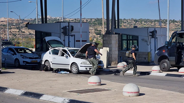 תיעוד: שוטר התנועה חתר למגע - וסייע בנטרול המחבלים במחסום