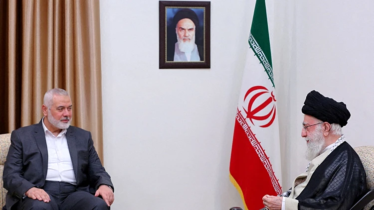 המנהיג העליון של איראן עלי חמינאי עם מנהיג חמאס אסמאעיל הנייה בפגישתם בטהרן, יוני 2023