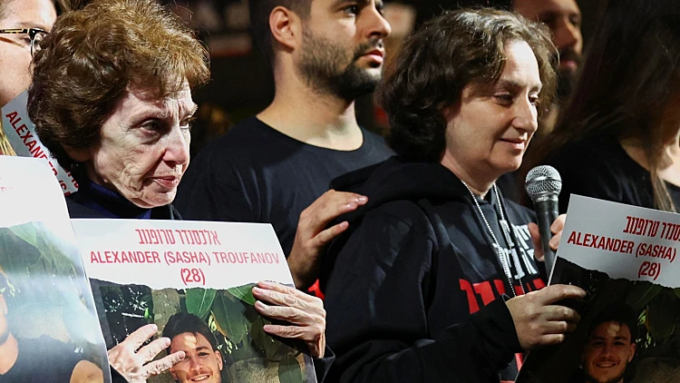רבבות בעצרת למען החטופים בת"א; משפחת ביבס: "אל תשכחו אותם"