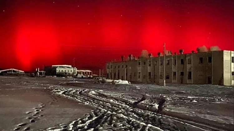 השמיים במונגוליה הפכו לאדומים כמו דם ויש הסבר מוזר מאוד לתופעה