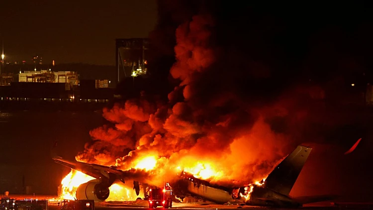 יפן: מטוס עלה באש בטוקיו, מאות חולצו; 5 נהרגו