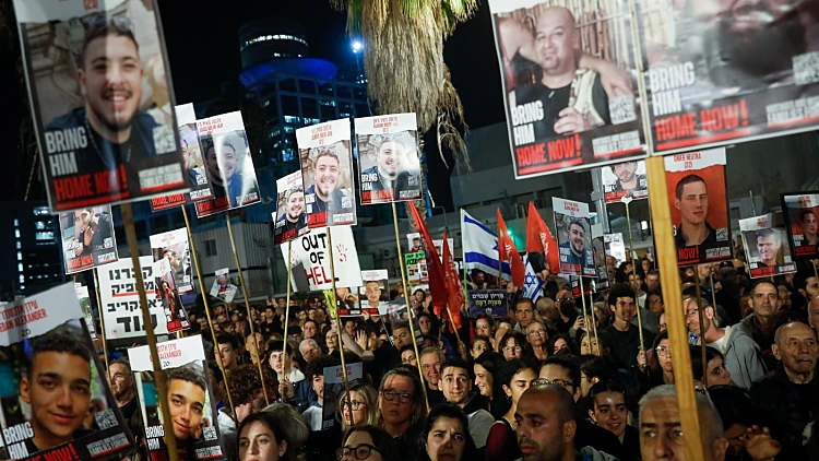 חרבות ברזל מחאה עצרת הענק בכיכר החטופים בת"א