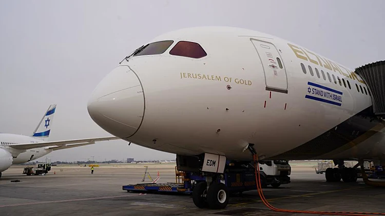 מטוס ירושלים של זהב עם מדבקת STAND WITH ISRAEL